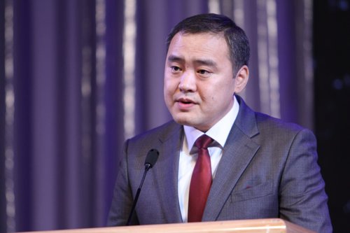 АН-ынхны “ах нар”-аасаа салах шийдэл буюу Лу.Гантөмөрийн “бие даах” гарц